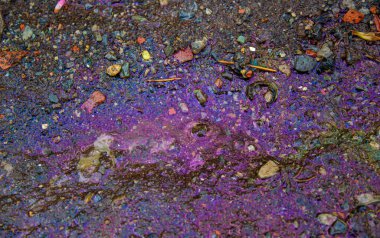 Neon mor arka plan. Betondaki kimyasal leke. Zehirli kimyasallar doğada yayılır..