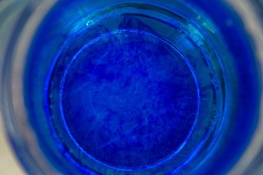 Suda mavi mürekkep var. Koyu mavi mürekkep sıçramasının üst görünümü.