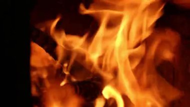 Ocakta orman yanıyor. Karanlıkta alevlere yakın.