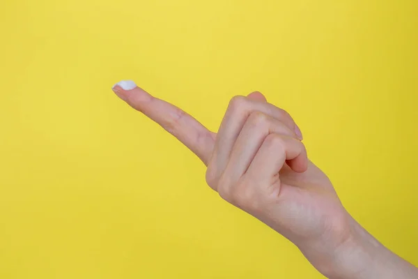 Femme Main Avec Crème Hydratante Isolée Sur Fond Jaune Soin — Photo