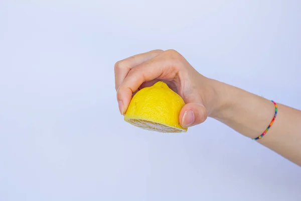 Nahaufnahme Hand Hält Eine Halbe Zitrone Isoliert Auf Weißem Hintergrund — Stockfoto