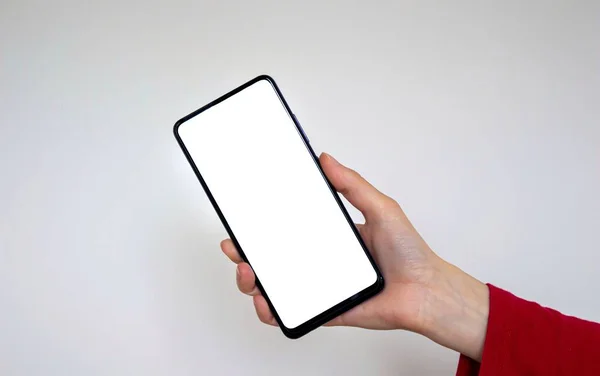 隔離された白い背景に空白の画面を持つ携帯電話を保持 スマートフォンのモックアップ画像 — ストック写真