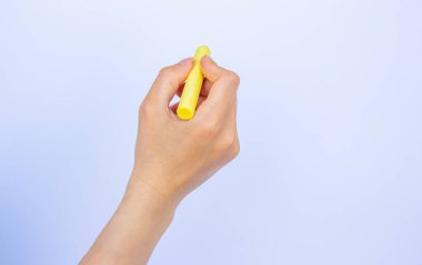 Metin için alanı olan izole edilmiş beyaz arkaplanda tebeşirle el ele tutuşmak.