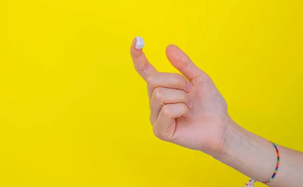 Kobieta Ręka Kremem Nawilżającym Izolowane Żółtym Tle Koncepcja Pielęgnacji Skóry — Zdjęcie stockowe
