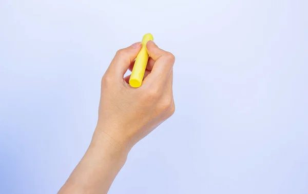 Mano Sosteniendo Tiza Sobre Fondo Blanco Aislado Con Espacio Para —  Fotos de Stock