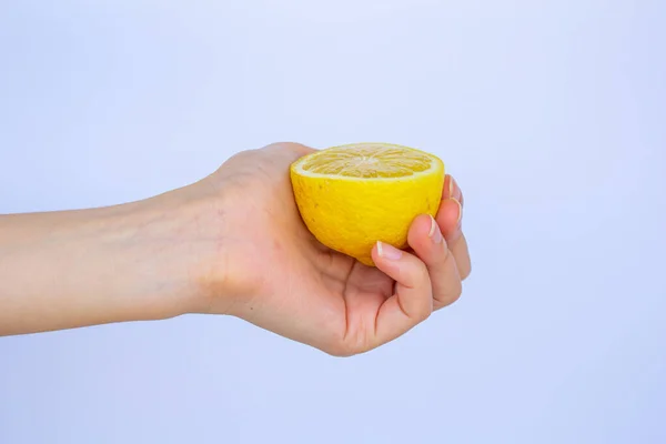 Nahaufnahme Hand Mit Halber Zitrone Isoliert Auf Weißem Hintergrund — Stockfoto