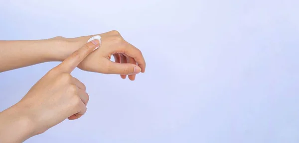 Γυναικείο Χέρι Ενυδατική Κρέμα Που Απομονώνεται Λευκό Φόντο Φροντίδα Του — Φωτογραφία Αρχείου