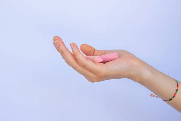 Рука Тримає Крейду Ізольованому Білому Тлі Рожеві Крейдяні Шматочки Руці — стокове фото