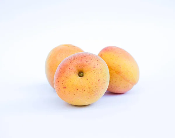 Aprikosenfrüchte Isoliert Auf Weißem Hintergrund — Stockfoto
