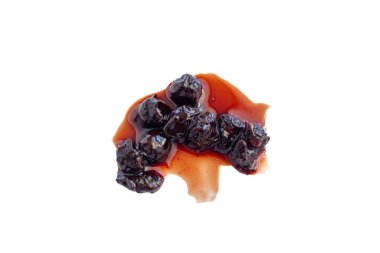 Beyaz arka planda izole edilmiş vişne reçeli. Ev yapımı reçelin üst görünümü.