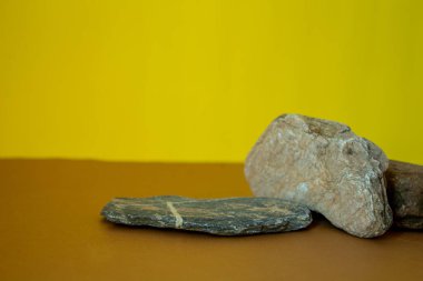 Parfüm ve kozmetik ürünler için taş podyum. Boş vitrin ya da kaide. Ön görünüm.