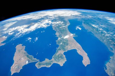 İtalya 'nın havadan görünüşü. Akdeniz, Sicilya Adası ve Avrupa kıtası uzaydan görüldüğü gibi. Bu görüntünün elementleri NASA tarafından desteklenmektedir.