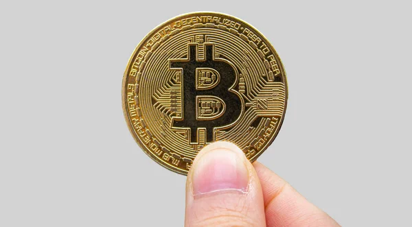 Ruční Držení Bitcoin Izolovaném Šedém Pozadí — Stock fotografie