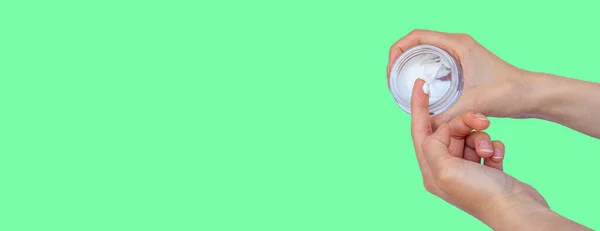 Рука Увлажняющим Кремом Изолированы Зеленом Фоне Концепция Ухода Кожей Фото — стоковое фото