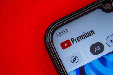 Akıllı telefon ekranında YouTube 'un birinci sınıf logosu. Popüler video platformu YouTube. Afyonkarahisar, Türkiye, 21 Ekim 2022.
