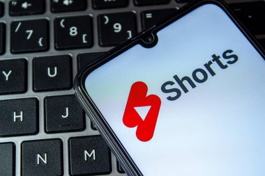 Akıllı telefon ekranında YouTube Shorts logosu. Popüler video platformu YouTube. Afyonkarahisar, Türkiye, 21 Ekim 2022.