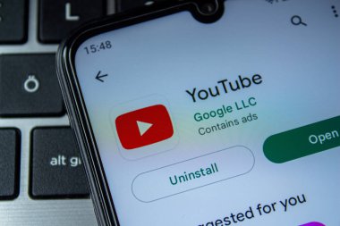 Akıllı telefon ekranında YouTube uygulaması. Popüler video platformu YouTube. Afyonkarahisar, Türkiye, 21 Ekim 2022.