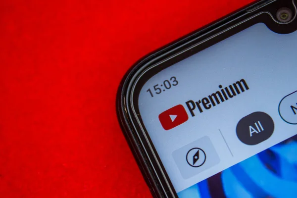 Akıllı telefon ekranında YouTube 'un birinci sınıf logosu. Popüler video platformu YouTube. Afyonkarahisar, Türkiye, 21 Ekim 2022.