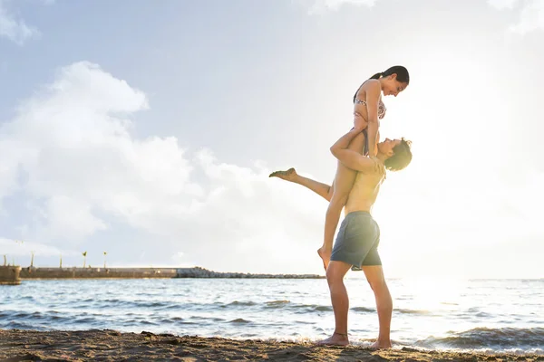 Photoshoot Fiatal Segítőkész Gyönyörű Pár Fiú Lány Tánc Társkereső Strandon — Stock Fotó