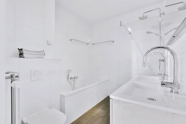 Mermer duvarlı banyo. — Stok fotoğraf