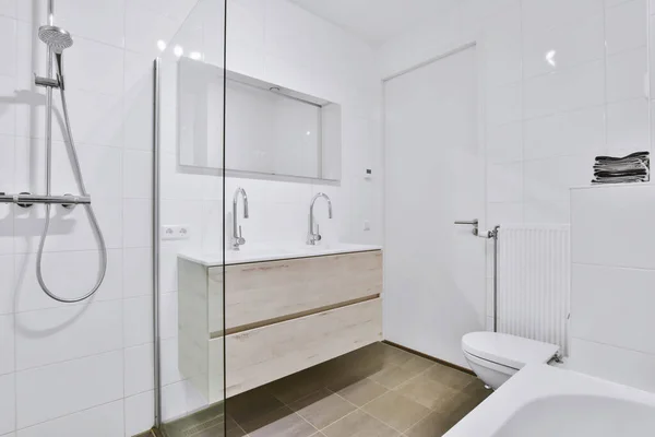 Banheiro com paredes de mármore — Fotografia de Stock