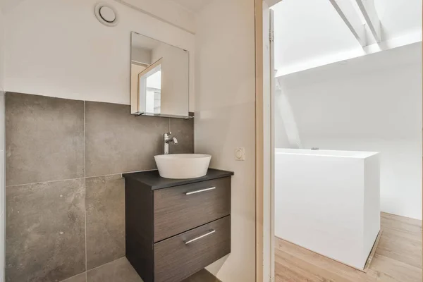Badkamer met marmeren muren — Stockfoto