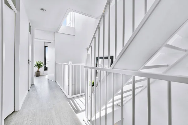 スタイリッシュな階段ホール — ストック写真