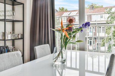 Güzel yemek odası.