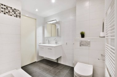 Küçük temiz tuvalet.