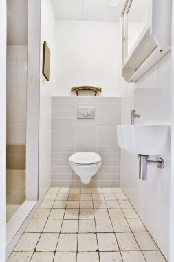 Küçük temiz tuvalet.