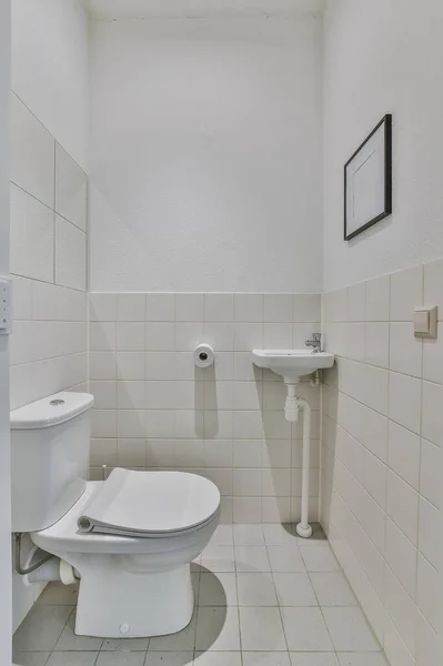 Невеликий чистий туалет — стокове фото