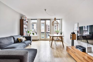 Geniş oturma odası.