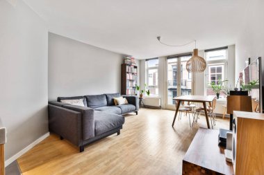 Geniş oturma odası.