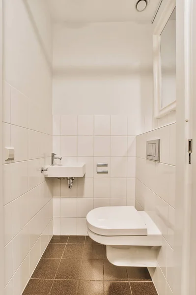 小さな清潔なトイレ — ストック写真