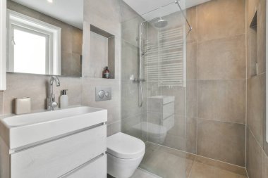 Küçük temiz banyo.