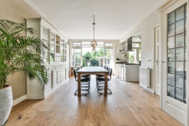 Dekoratif masa ve sandalyeli şık bir yemek odası.