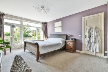 Minimalist tarzda tasarlanmış bir yatak odası iç mimarisi.