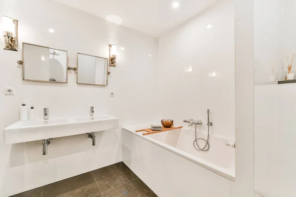Інтер'єр елегантною ванною кімнатою — стокове фото