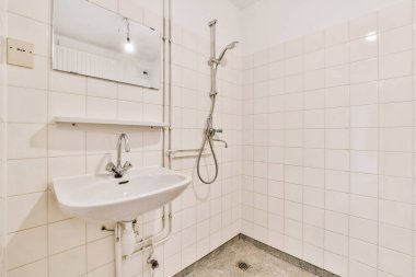 Mermer duvarlı banyo.