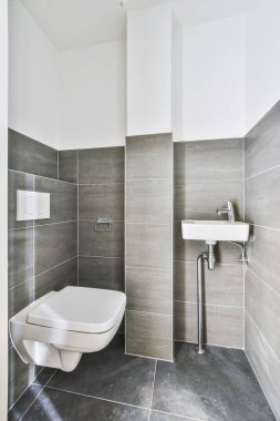 Küçük temiz tuvalet.