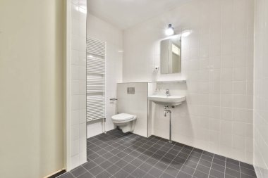 Küçük temiz tuvalet.