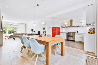 Güzel yemek odası.