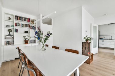 Güzel yemek odası.