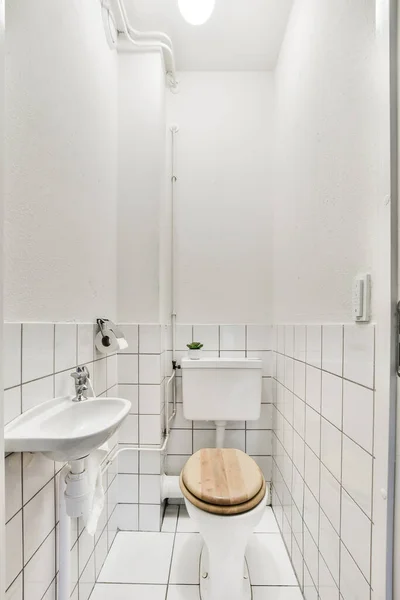 Небольшой чистый туалет — стоковое фото