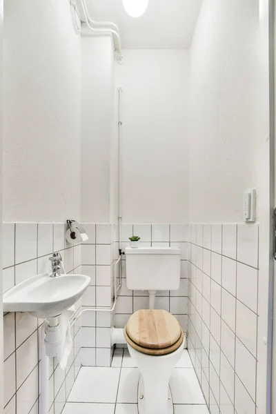 Klein schoon toilet — Stockfoto