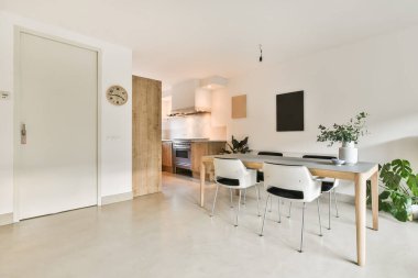 Parlak yemek odası.