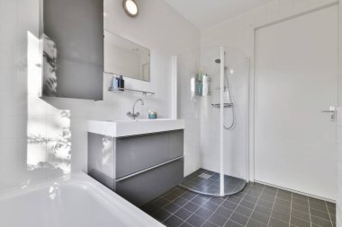 Mermer duvarlı banyo.