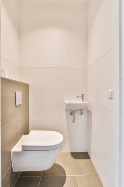 Küçük temiz tuvalet.