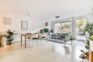 Parlak yemek odası.