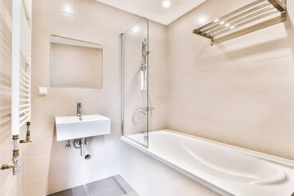 Элегантная светлая ванная комната — стоковое фото